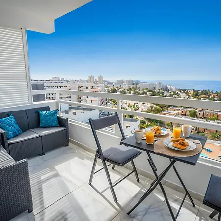 Modern Blue Sky * プラヤ・デ・ラス・アメリカス